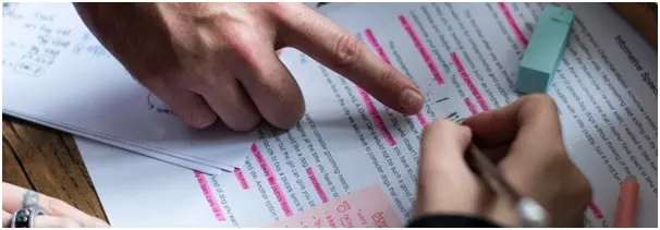 Mentor helping student edit, illustrating the importance of quality feedback when proofing your cover letter.