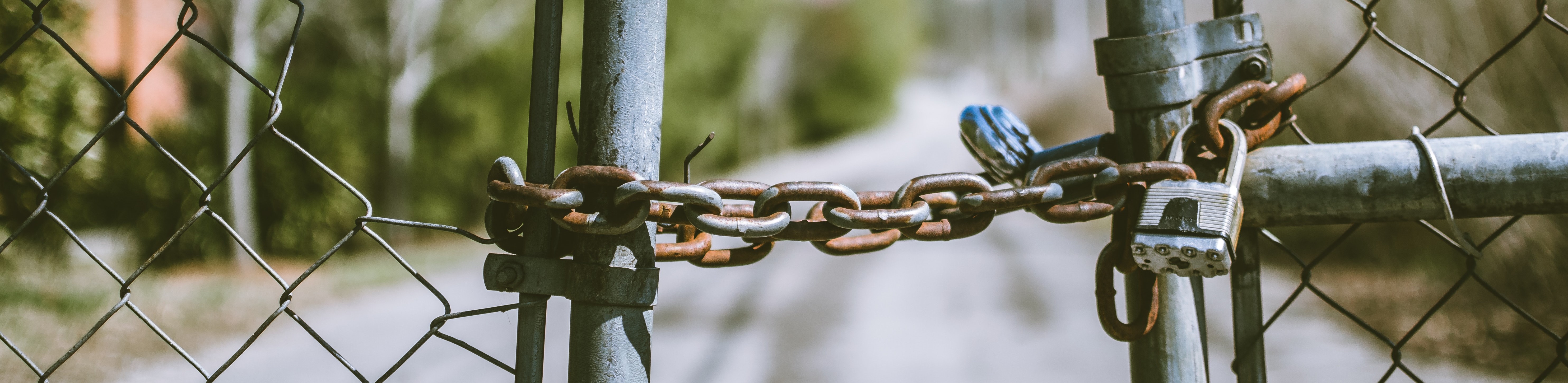 Chainlink gate held shut with a chain and padlock><br></p><p></p><p><br></p>
<h1>
    <span style=